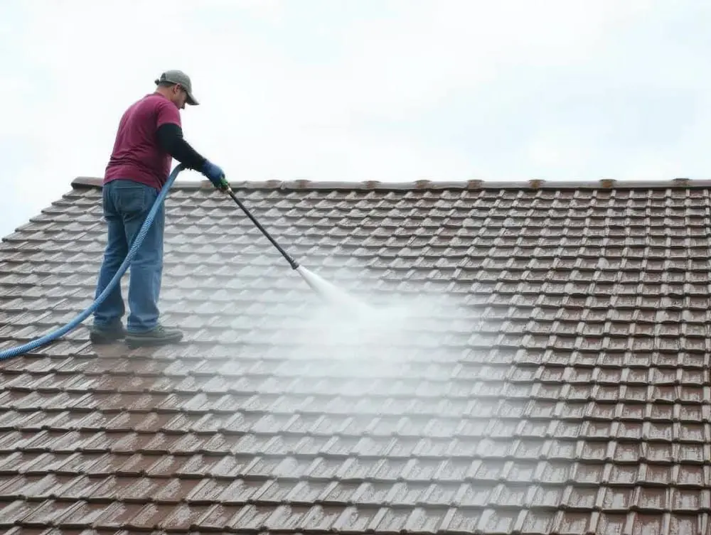 Nettoyer un toit au karcher