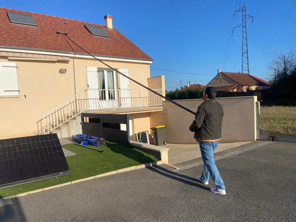 risques en nettoyant son toit au karcher