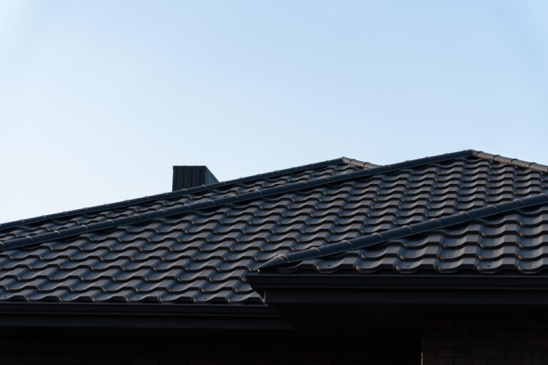 Astuces efficaces pour enlever mousse sur toiture à Naveil rapidement