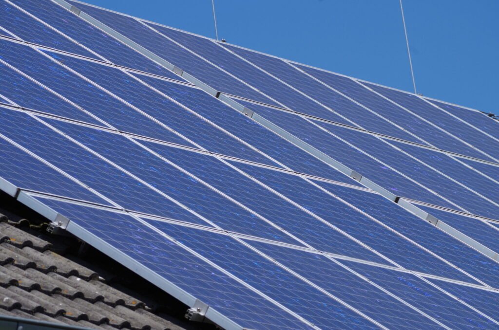 Nettoyage Efficace de Toiture et Panneaux Solaires pour Maximiser Votre Énergie