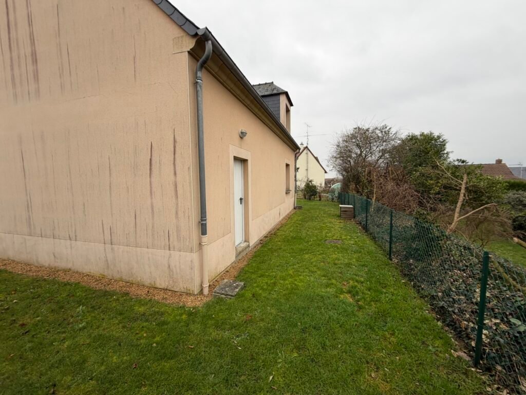 Pourquoi des taches noires apparaissent sur un toit