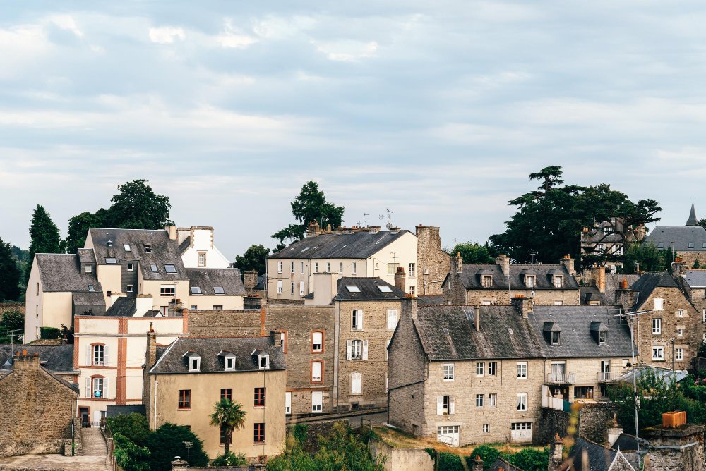 Traitement Anti-Mousse Toiture à Crannes-en-Champagne Protégez Votre Maison Efficacement