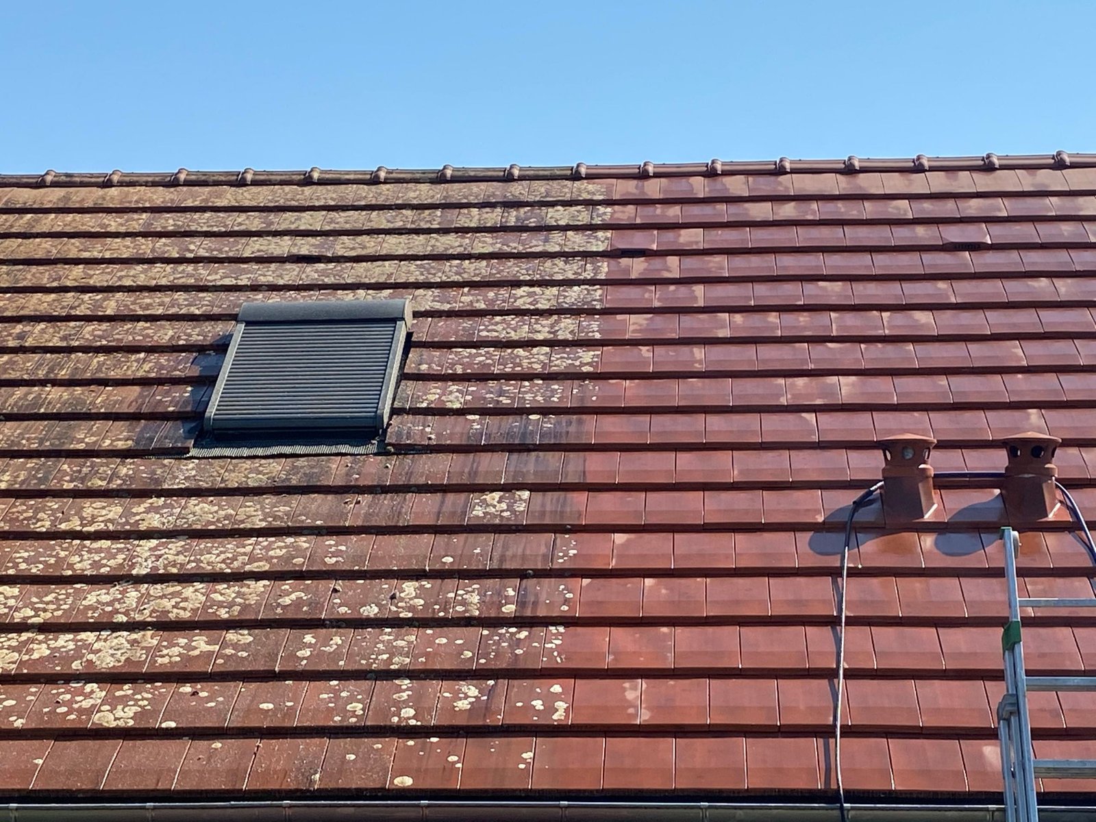 Technicien Sain et Toit nettoyant une toiture sale en Sarthe