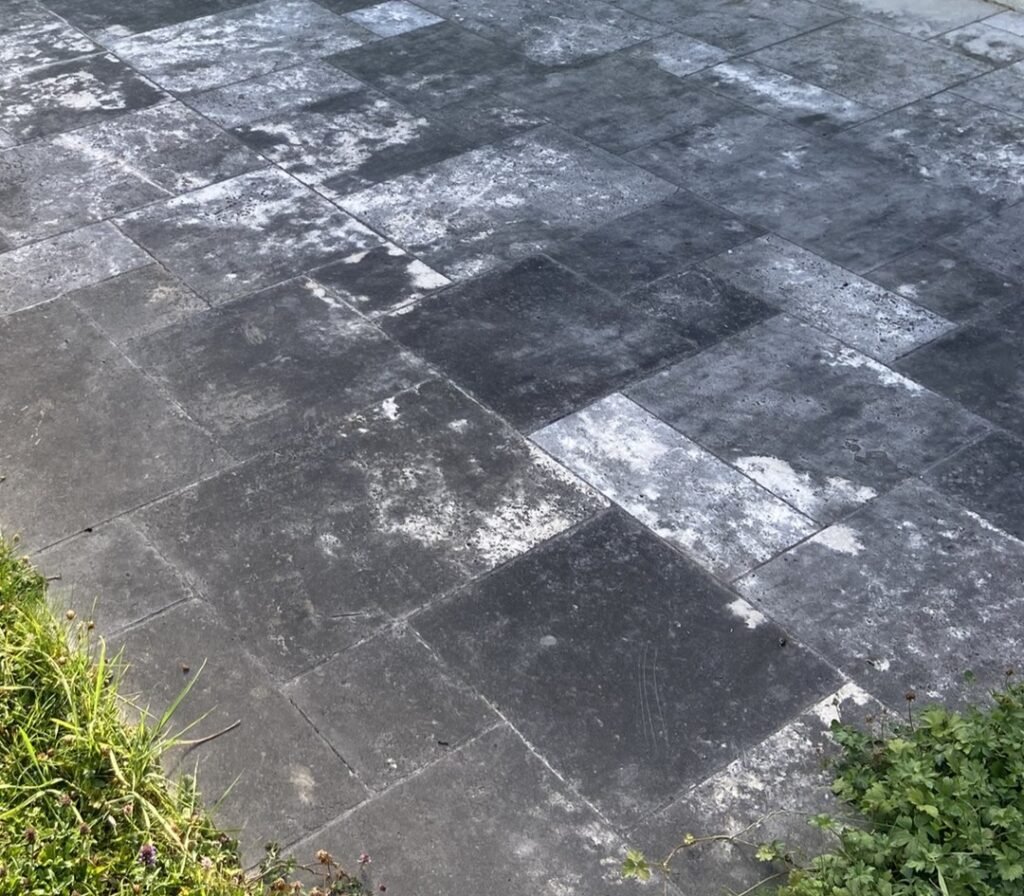 Pourquoi le travertin noircit avec le temps