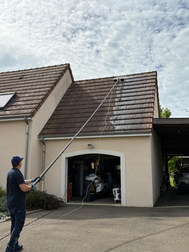 Démoussage toiture Le Mans