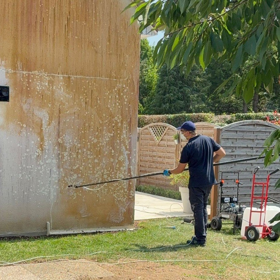 Devis Sain et Toit pour nettoyage façade rouge