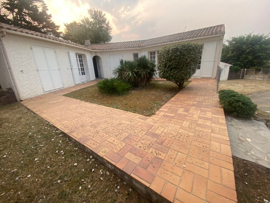 Nettoyage de terrasse extérieure en carrelage