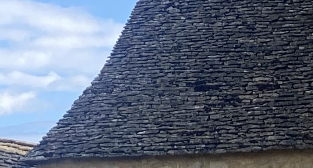 Pourquoi les toitures en lauze demandent un soin particulier