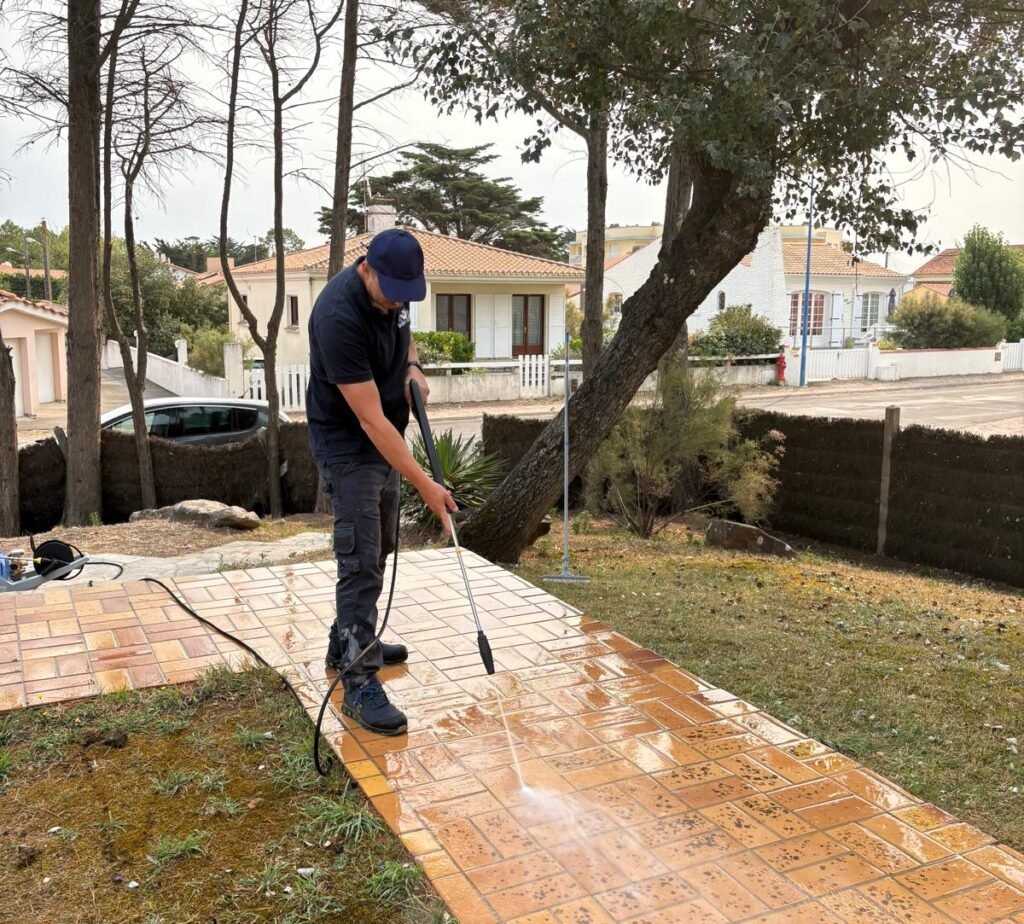 Terrasse tachée de résine de pins avant nettoyage
