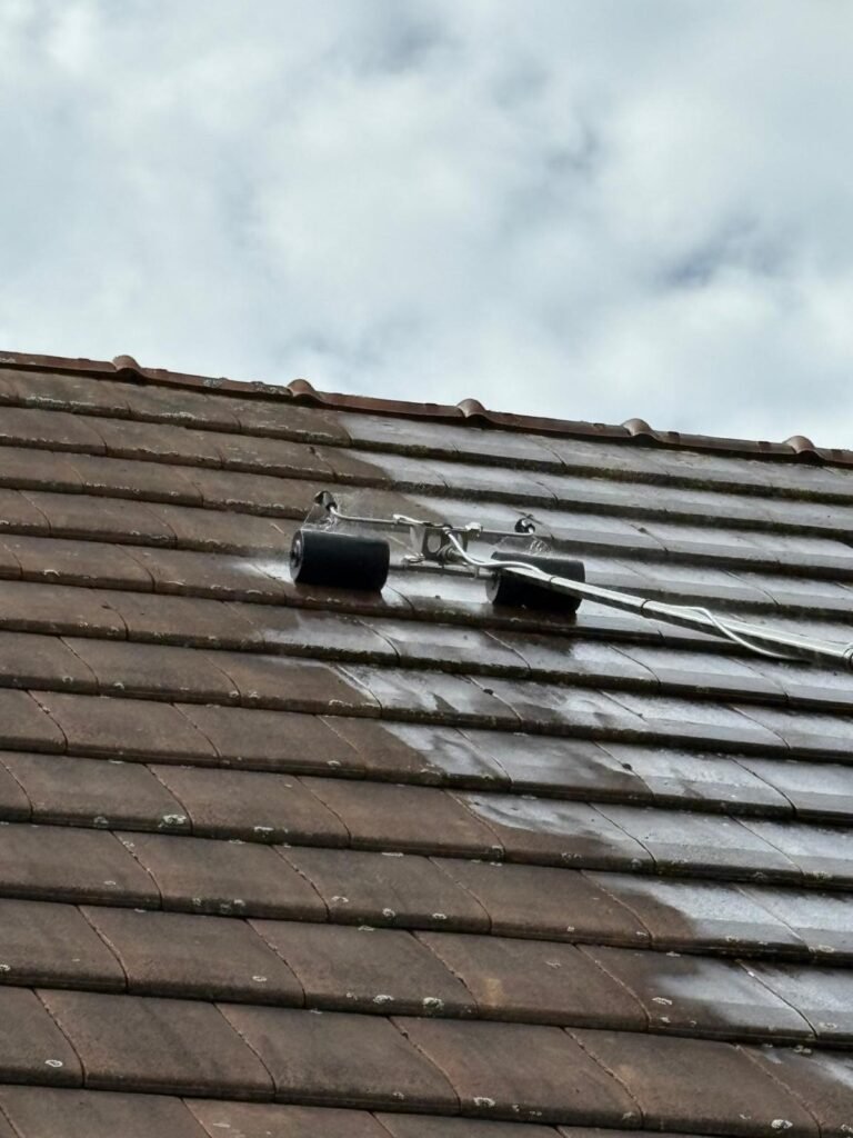 Nettoyage de toit au Mans un chantier complet avec traitement antimousse renforcé