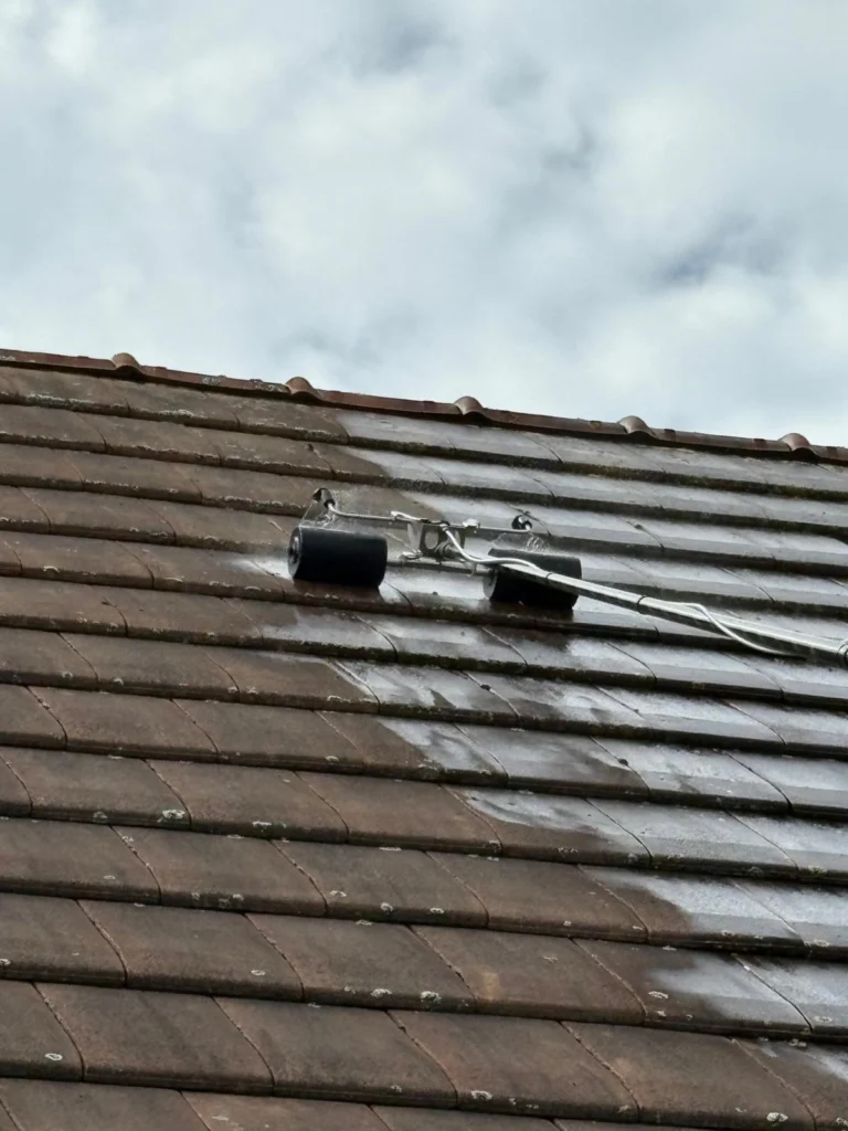 Nettoyage de toit au Mans un chantier complet avec traitement antimousse renforcé