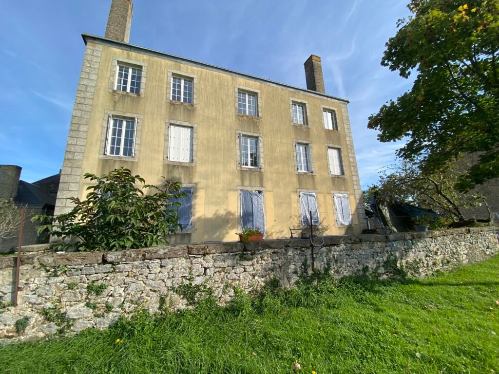 Nettoyage de la façade d’une maison de caractère à Saint-Aubin-de-Locquenay