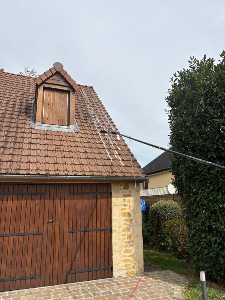 Nettoyer et demousser un toit avec Sain et Toit