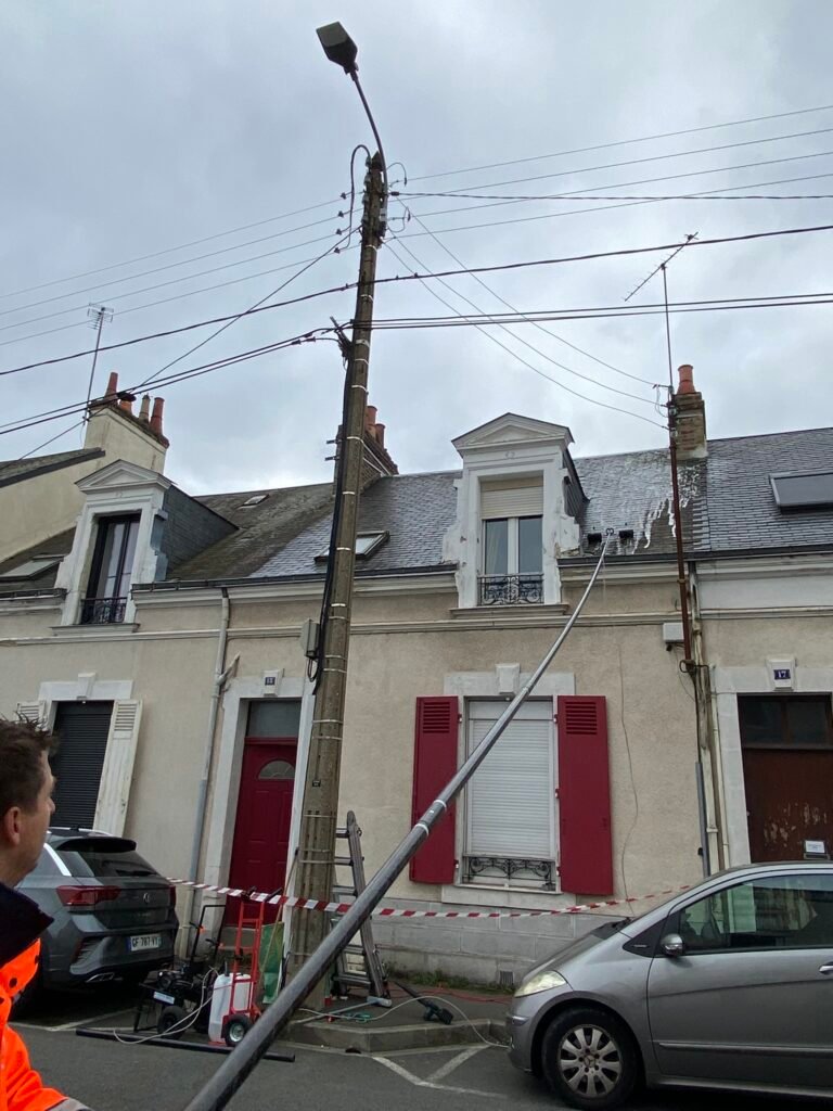 démoussage de toiture dans le centre de Le Mans
