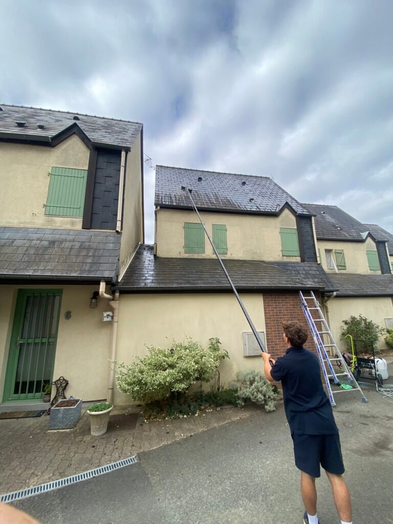 nettoyer le toit avec une perche