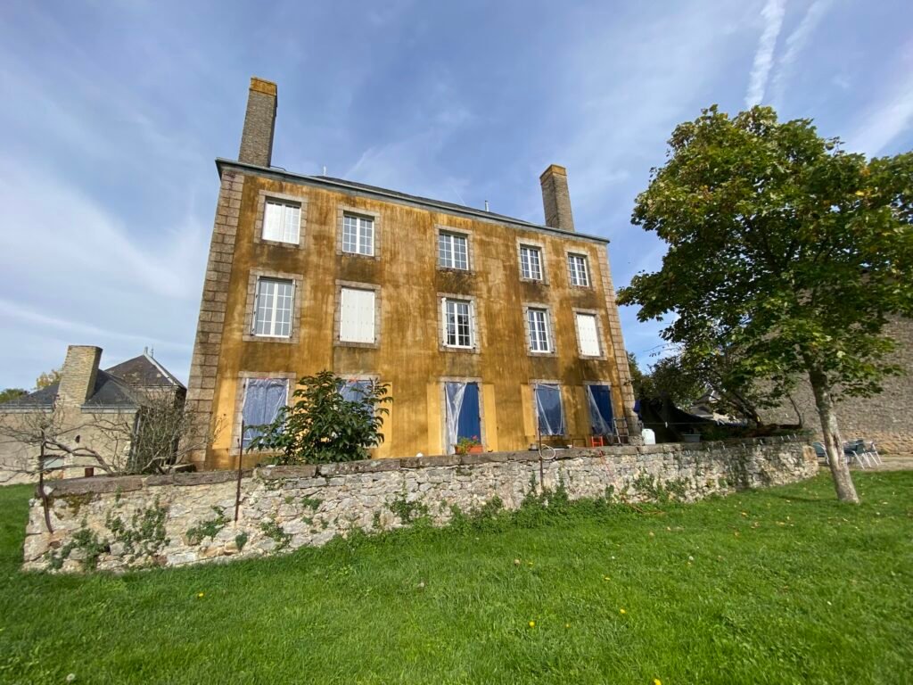 traitement biocide sur façade d'une maison ancienne