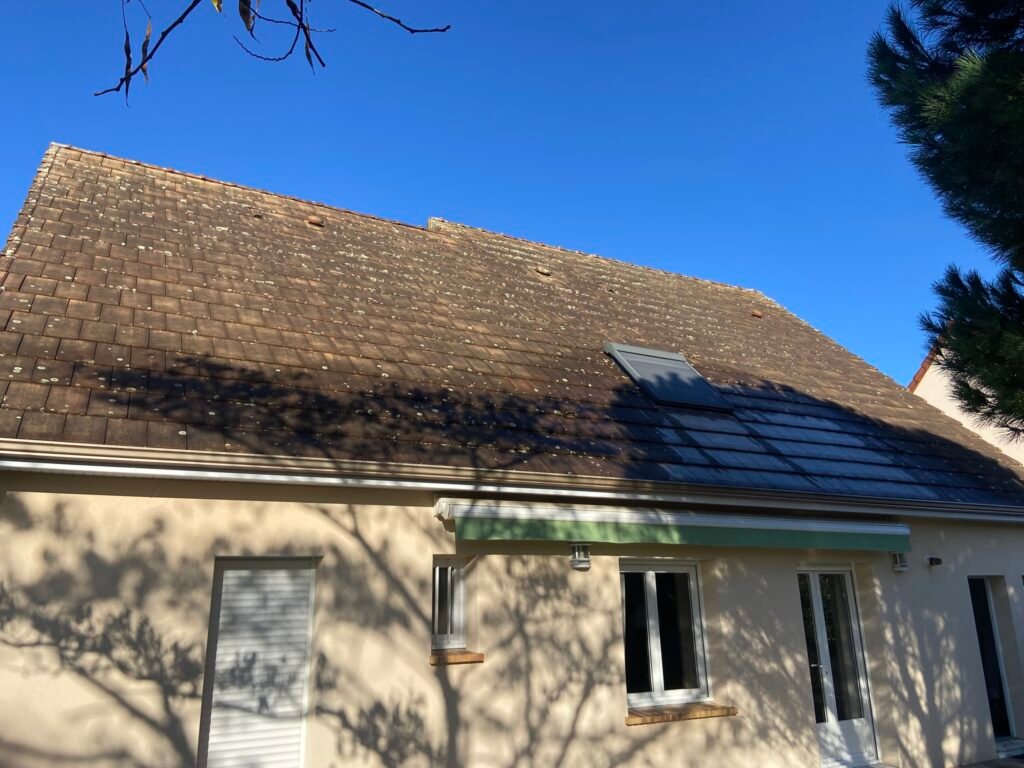 Chantier dans la Sarthe à Arnage (72230) – Toiture envahie par les lichens crustacés​