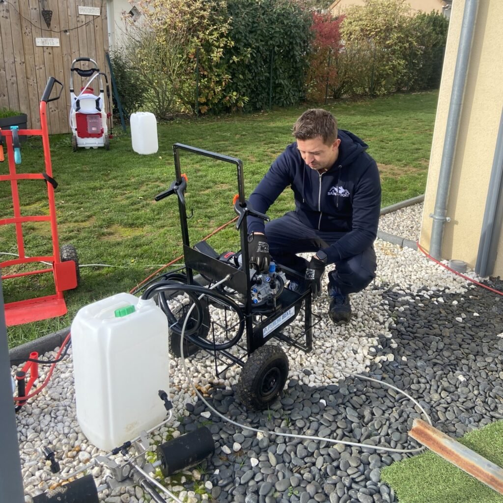 Quel Anti-Mousse Choisir pour sa Toiture Comparatif Pro & Particulier