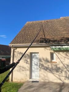 nettoyage tuile en terre cuitre envahie pas les lichens