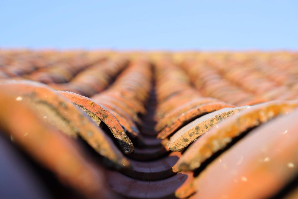 Comment entretenir et traiter efficacement des tuiles poreuses
