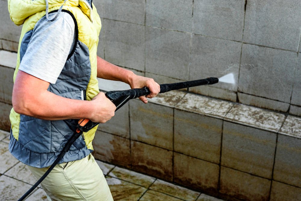 Faut-il faire appel à un professionnel pour nettoyer un mur extérieur