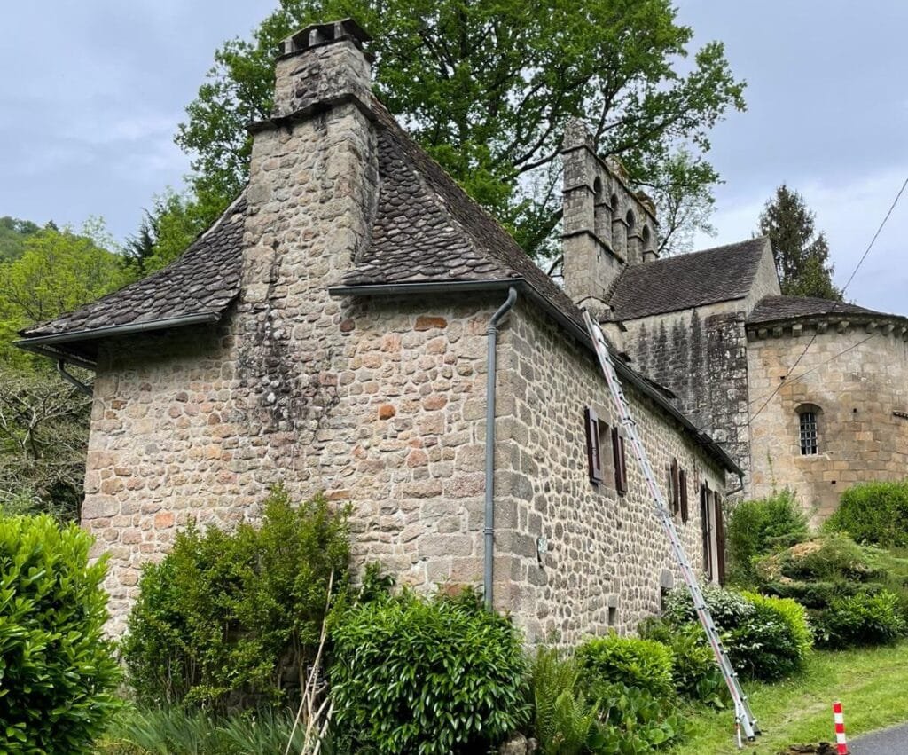 Démoussage d’une toiture en lauze à Glény (Corrèze) retour sur un chantier technique
