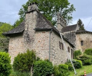 Démoussage d’une toiture en lauze à Glény (Corrèze) retour sur un chantier technique