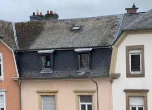 Noue de toiture ouverte en zinc entre plusieurs versants de toit