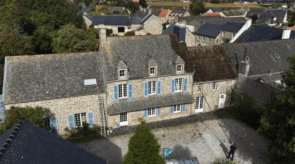 Démoussage et nettoyage de toiture au Mans