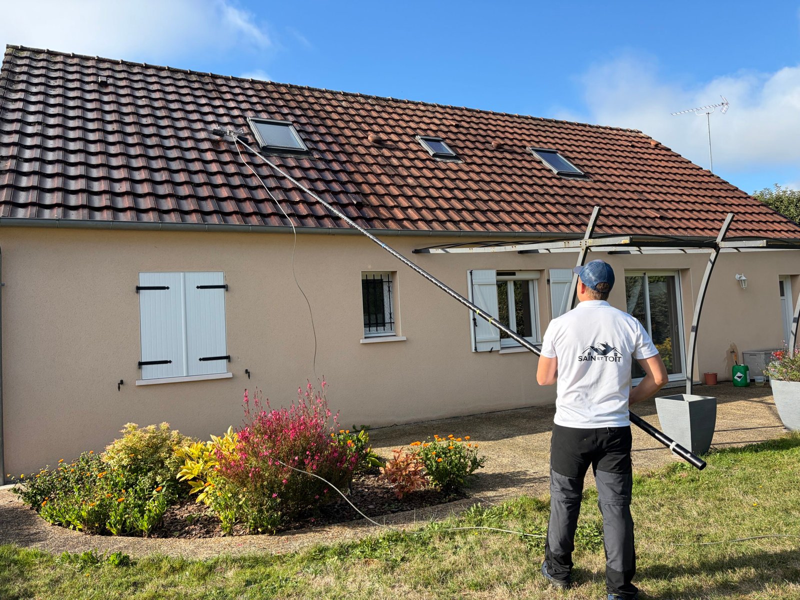Nettoyage d’une toiture sale depuis le sol à la perche télescopique par Sain et Toit
